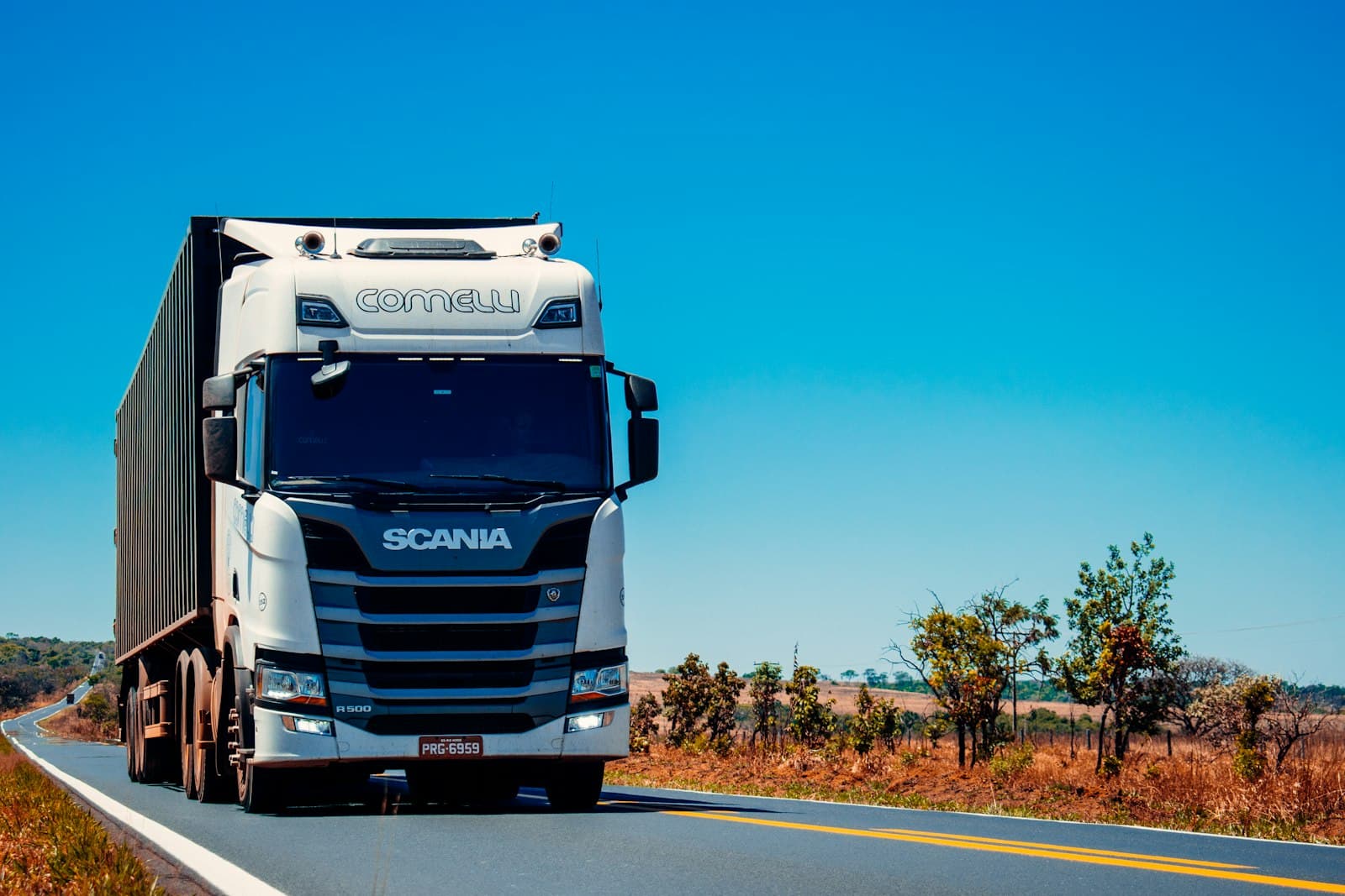 Camión cargado con granos saliendo de la planta de Viel Agro Global hacia el puerto