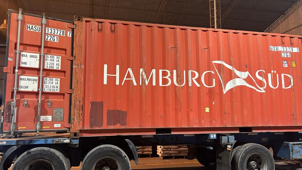 Contenedor de exportación de Viel Agro Global sobre el camión, rumbo al puerto